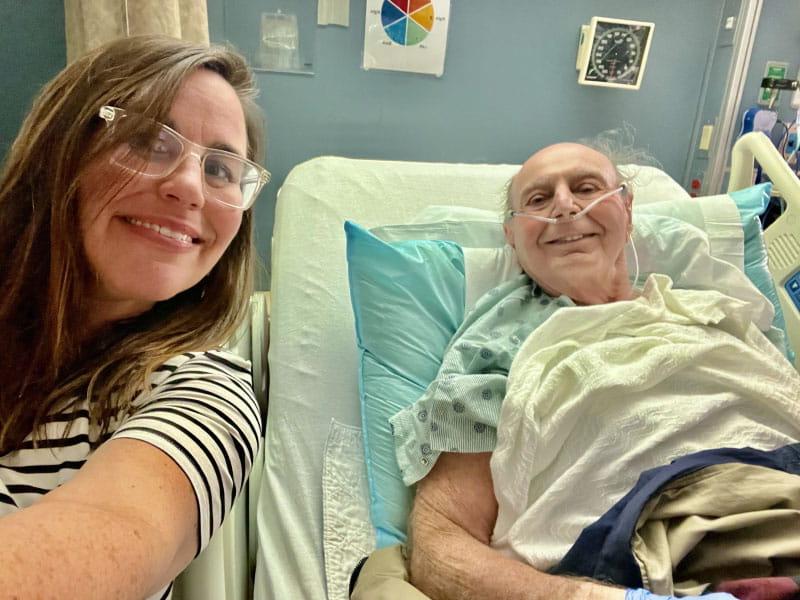 Becky Engram de Marietta, Georgia, con su padre, Bruce Dunning, después de que fue ingresado en el hospital el 31 de diciembre. Le implantaron a Dunning quirúrgicamente un marcapasos y un desfibrilador al día siguiente. (Foto cortesía de Becky Engram)